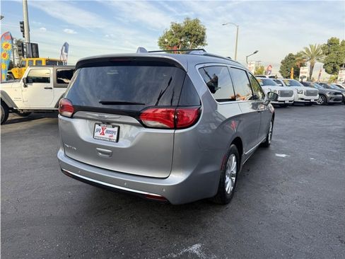 Used 2019 Chrysler Pacifica Touring-L image 55