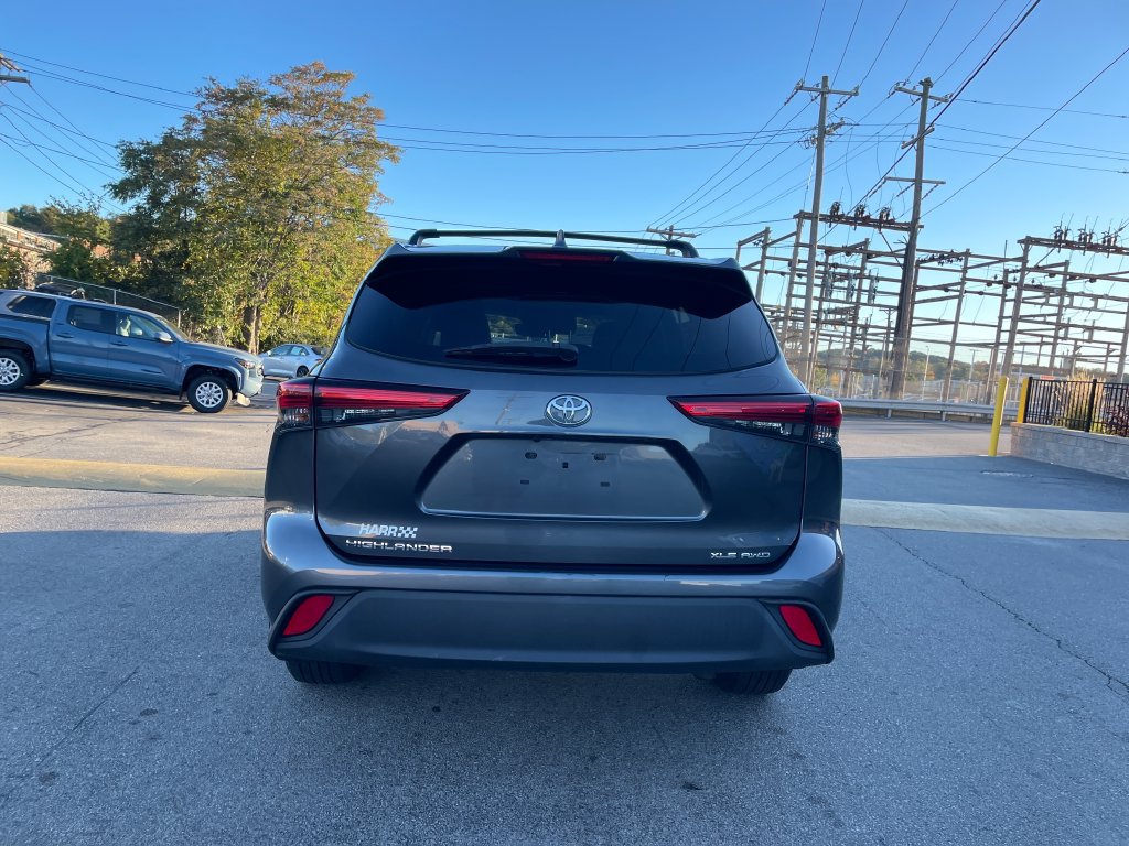 Used 2021 Toyota Highlander XLE AWD/4WD image 4