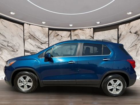 Used 2019 Chevrolet Trax LT w/ LT Convenience Package FWD image 3