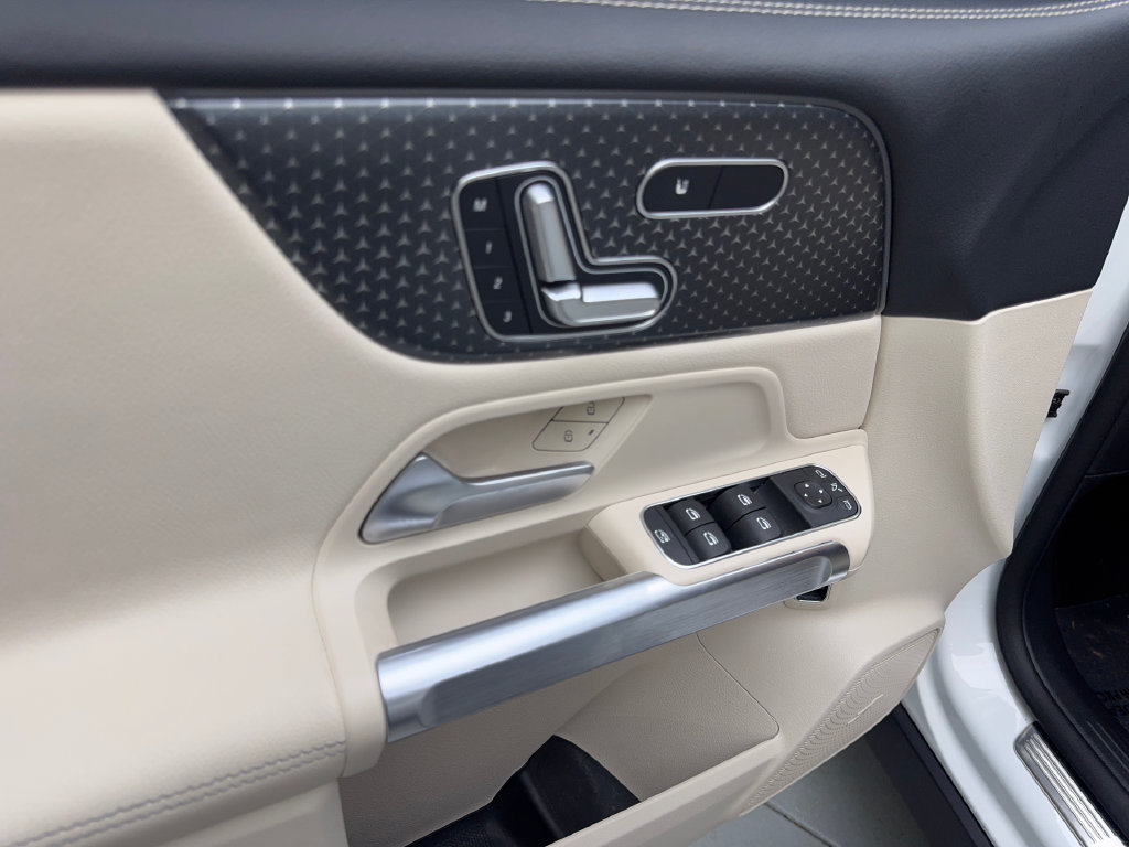 Used 2025 Mercedes-Benz GLB 250 w/ Exclusive Package image 32