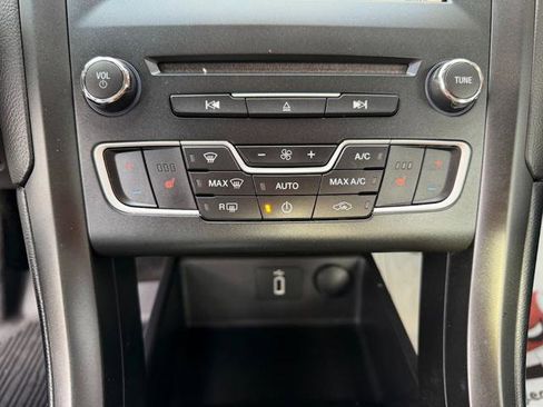 Used 2018 Ford Fusion SE w/ Equipment Group 201A image 17