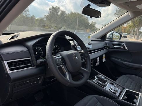 New 2025 Mitsubishi Outlander SE image 28