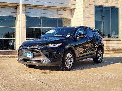 Used 2023 Toyota Venza XLE AWD/4WD image 3