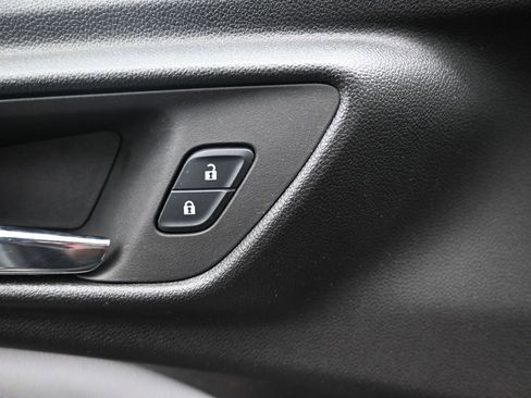 Used 2025 Chevrolet Trax LT FWD image 19