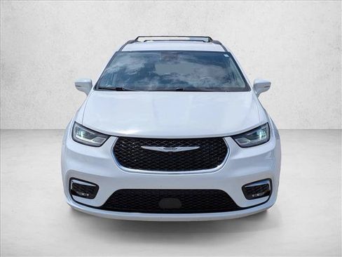 Used 2022 Chrysler Pacifica Touring-L FWD image 2