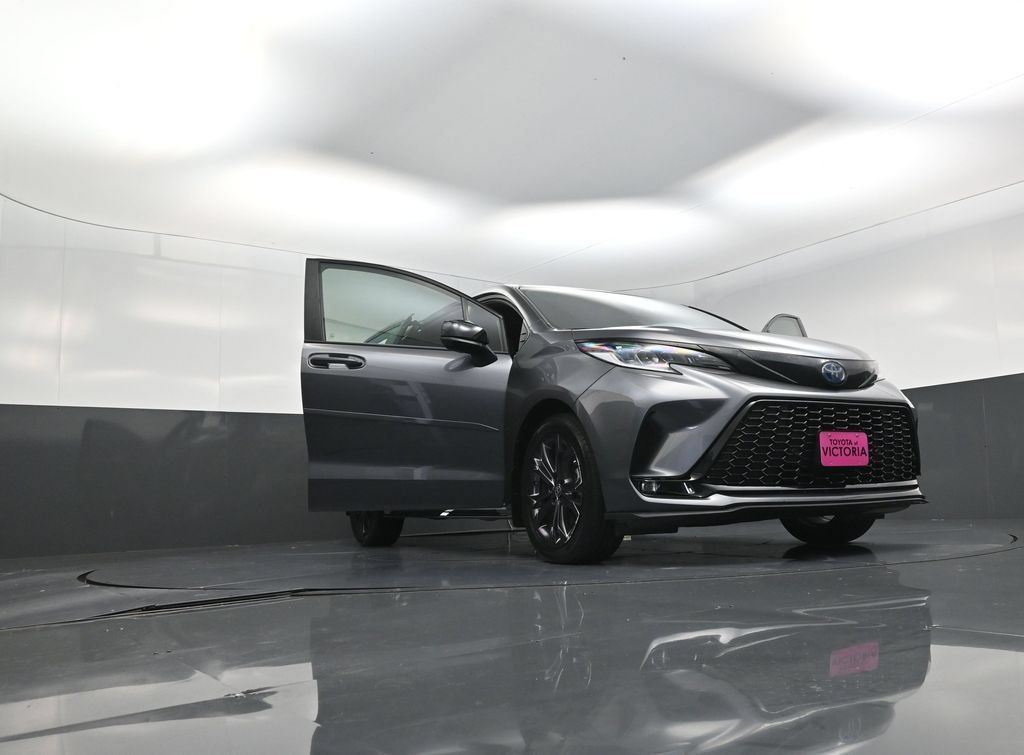 Used 2025 Toyota Sienna XSE w/ XSE Plus Package FWD image 27