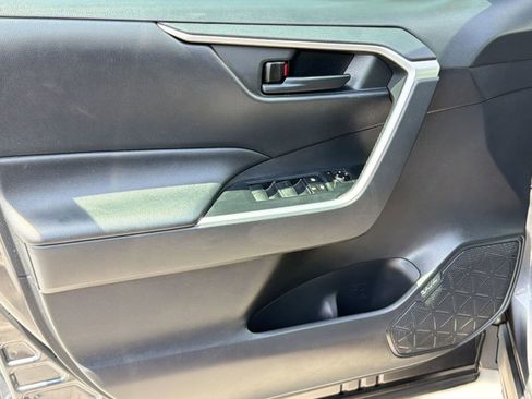 Used 2019 Toyota RAV4 LE AWD/4WD image 13