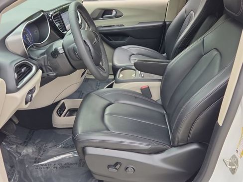 Used 2023 Chrysler Pacifica Touring-L FWD image 11