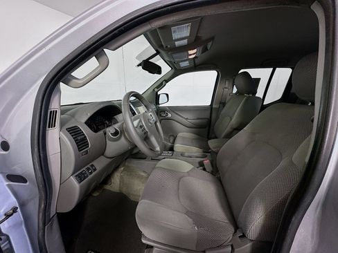 Used 2013 Nissan Frontier SV w/ SV Value Truck Pkg AWD/4WD image 19