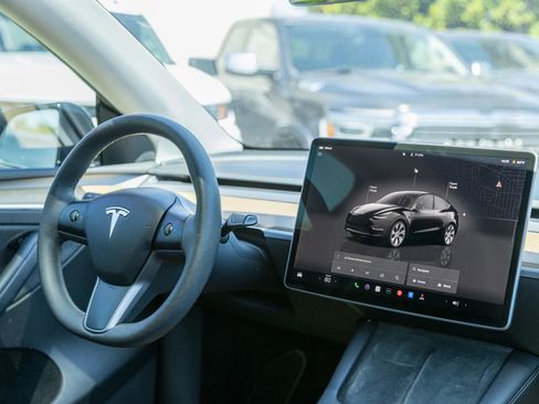 Used 2022 Tesla Model Y Long Range AWD/4WD image 27