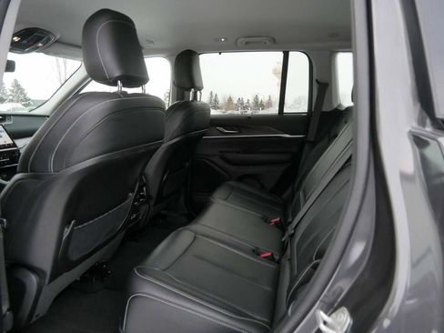 Used 2024 Jeep Grand Cherokee Limited w/ Luxury Tech Group II image 17