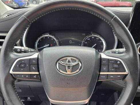 Used 2022 Toyota Highlander XLE FWD image 25