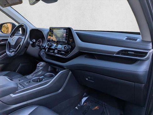 Used 2022 Toyota Highlander XLE image 23
