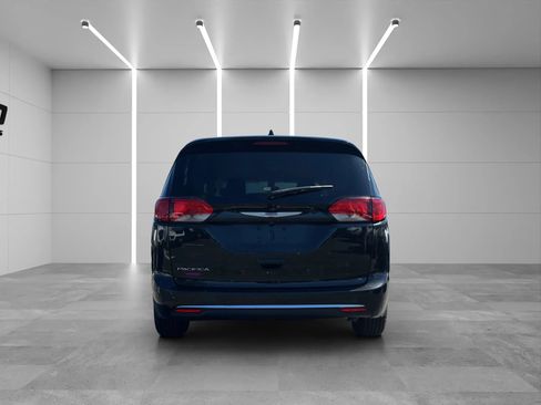 Used 2020 Chrysler Pacifica Touring-L FWD image 5