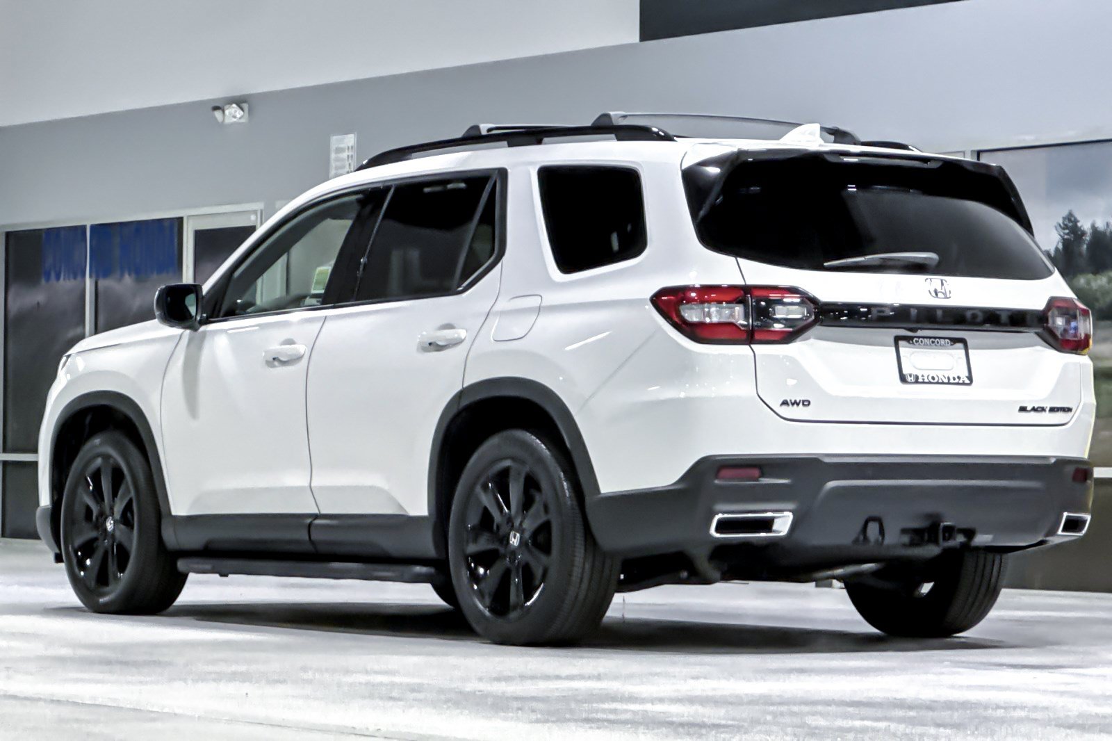 Used 2025 Honda Pilot Black Edition image 3