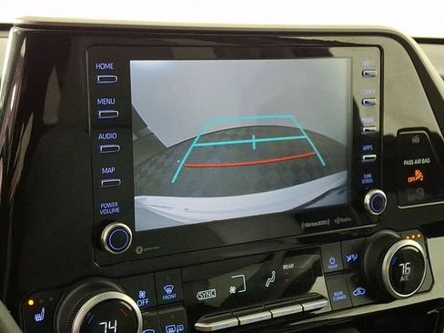 Used 2021 Toyota Highlander XLE AWD/4WD image 4