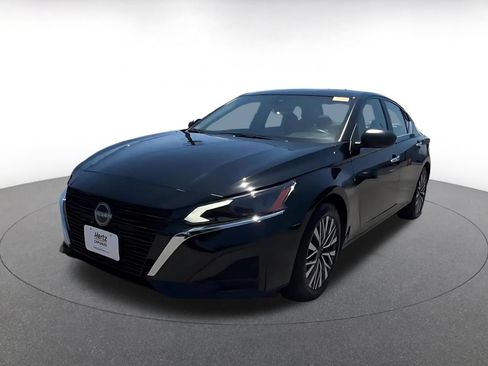 Used 2025 Nissan Altima 2.5 SV FWD image 7