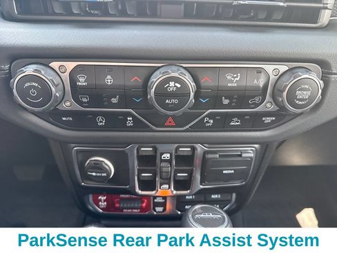 Used 2024 Jeep Gladiator Rubicon w/ Technology Group AWD/4WD image 22