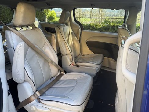 Used 2018 Chrysler Pacifica Limited w/ Advanced Safetytec Group image 21