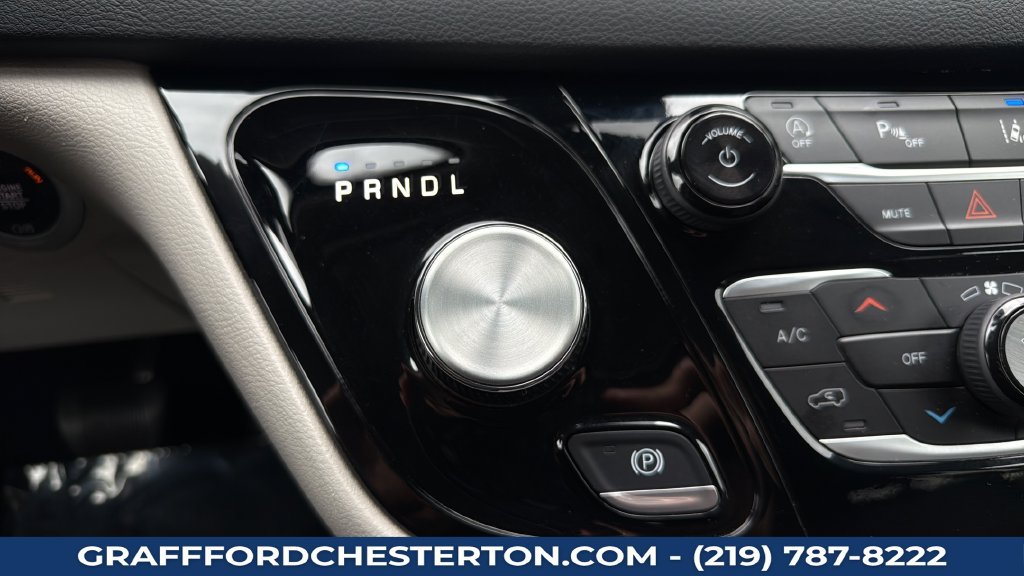 Used 2024 Chrysler Pacifica Touring-L FWD image 17