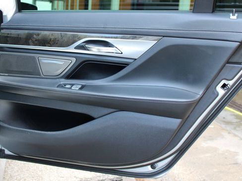 Used 2017 BMW 750i RWD image 41