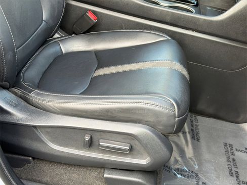 Used 2024 Honda Pilot Touring image 12