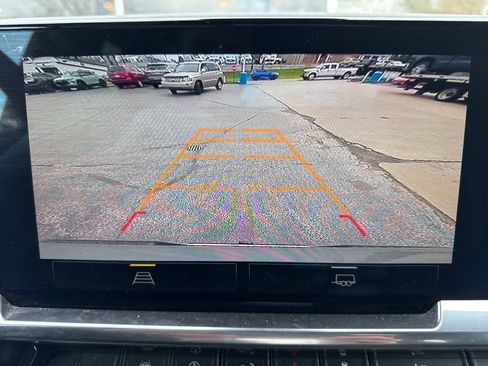 Used 2023 Chevrolet Silverado 1500 LT image 2