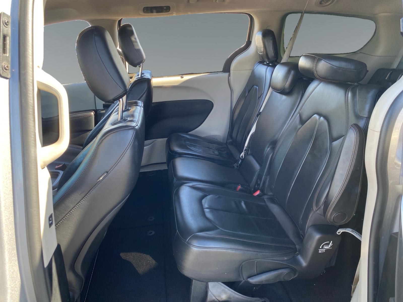 Used 2017 Chrysler Pacifica Touring-L FWD image 13