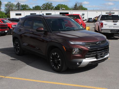 Used 2022 Chevrolet TrailBlazer LT w/ LPO, Blackout Package AWD/4WD image 3