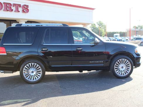 Used 2017 Lincoln Navigator Select image 3