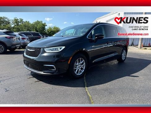 Used 2023 Chrysler Pacifica Touring-L FWD image 10