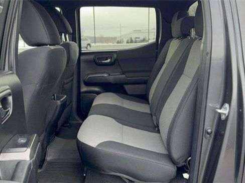 Certified 2022 Toyota Tacoma TRD Off-Road image 11