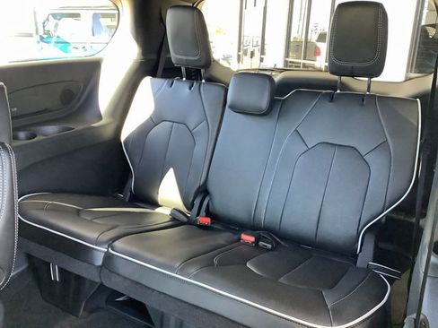 New 2026 Chrysler Pacifica Limited image 28