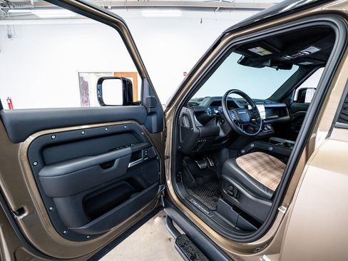 Used 2025 Land Rover Defender 110 X image 37