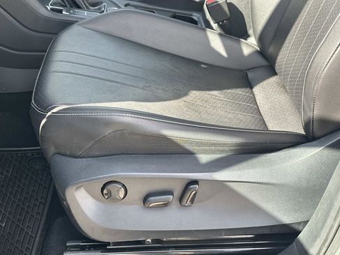 Used 2022 Volkswagen Tiguan SE image 17