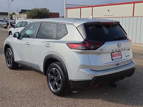 Used 2024 Nissan Rogue SV image 3