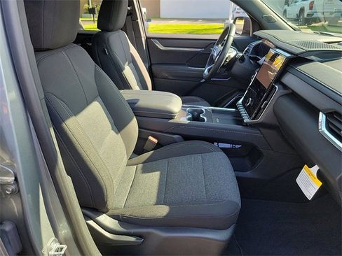 Used 2025 GMC Acadia Elevation image 18