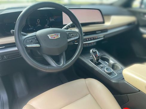 Certified 2024 Cadillac XT4 Luxury w/ Cold Weather Package FWD image 9