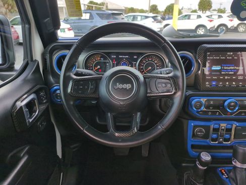 Used 2022 Jeep Gladiator Willys image 16