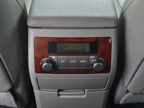 Used 2012 Toyota Highlander Limited w/ Tow Pkg FWD image 18