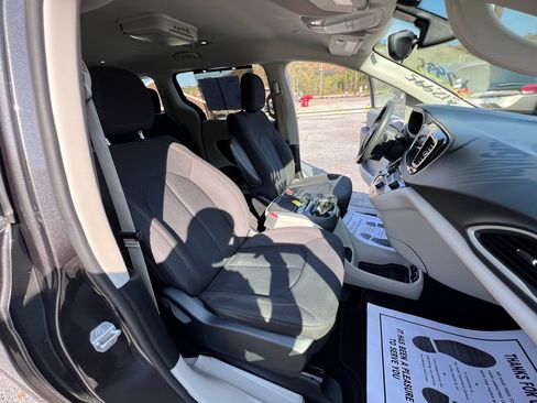 Used 2017 Chrysler Pacifica Touring Plus w/ Tire & Wheel Group image 30