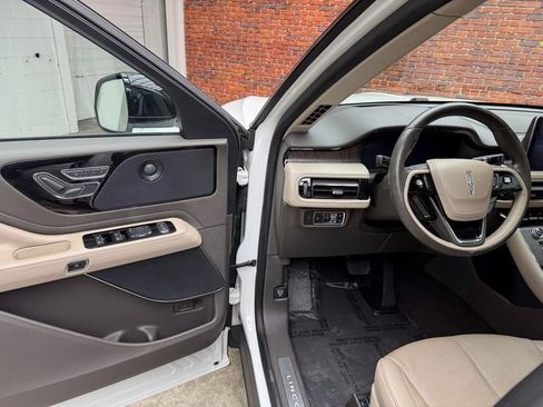 Used 2020 Lincoln Aviator Reserve w/ Equipment Group 201A image 9