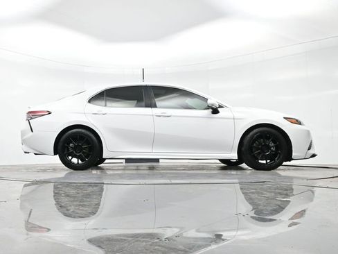 Used 2018 Toyota Camry SE w/ Moonroof Package image 32