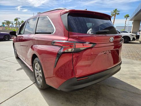 Used 2022 Toyota Sienna LE FWD image 3