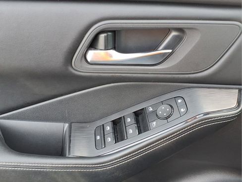 Used 2024 Nissan Rogue SV image 17