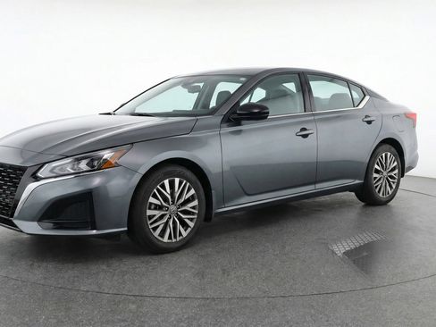 Used 2025 Nissan Altima 2.5 SV FWD image 3