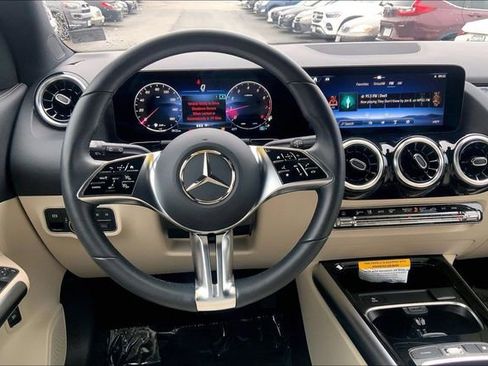 Used 2025 Mercedes-Benz GLA 250 4MATIC image 4
