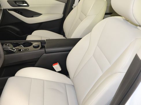 Used 2025 Nissan Rogue SV w/ SV Premium Package image 37