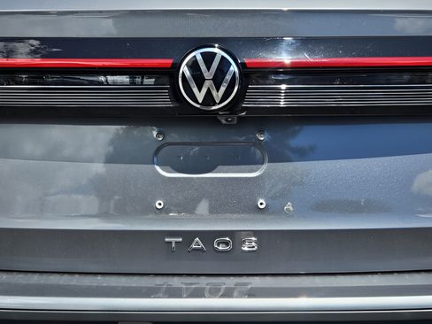 Certified 2025 Volkswagen Taos SE FWD image 30