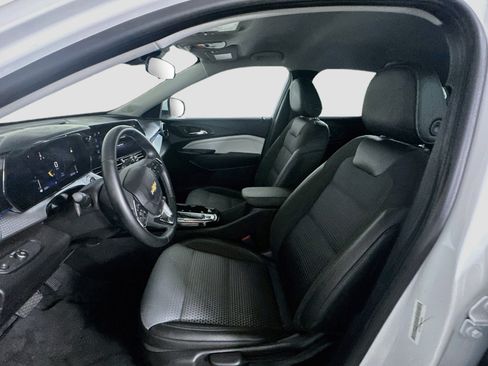 Used 2025 Chevrolet Trax LT w/ LT Convenience Package FWD image 13
